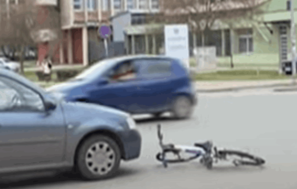 BAKU NA BICIKLU NIJE POKOSIO AUTO: Žena pala sa <span style='color:red;'><b>bicikla</b></span> i nastradala, obustavljena potraga